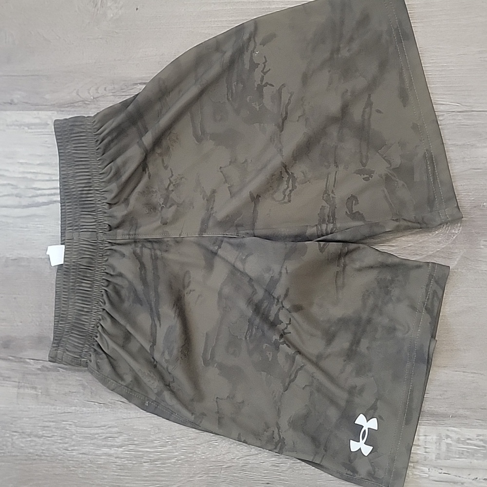 Under Armor Like New Gray T-Shirt and Green Camo Shorts Set - Picture 4 of 4